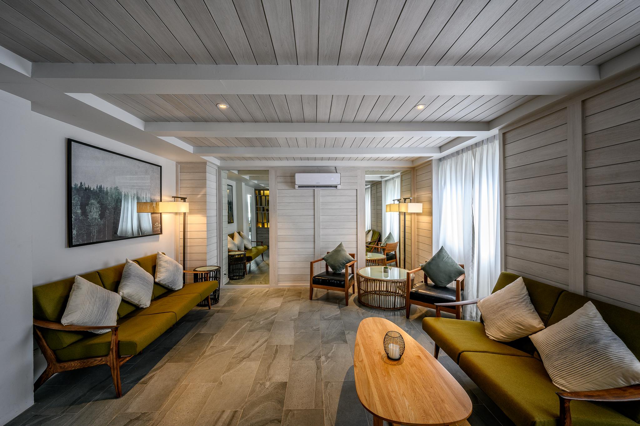 Namaka Resort Kamala מראה חיצוני תמונה The living room of a suite at the hotel