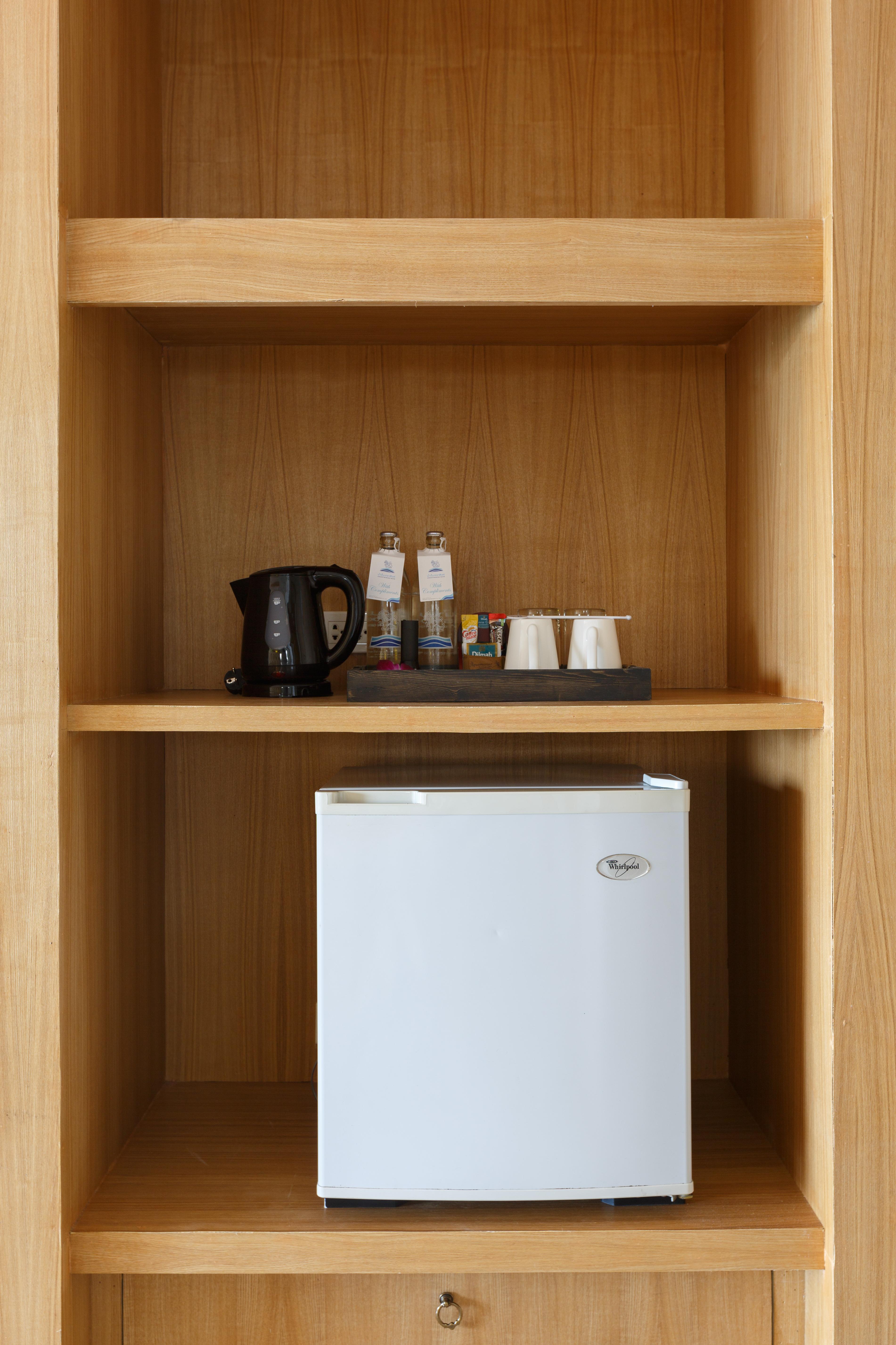Namaka Resort Kamala מראה חיצוני תמונה A small refrigerator in a hotel room