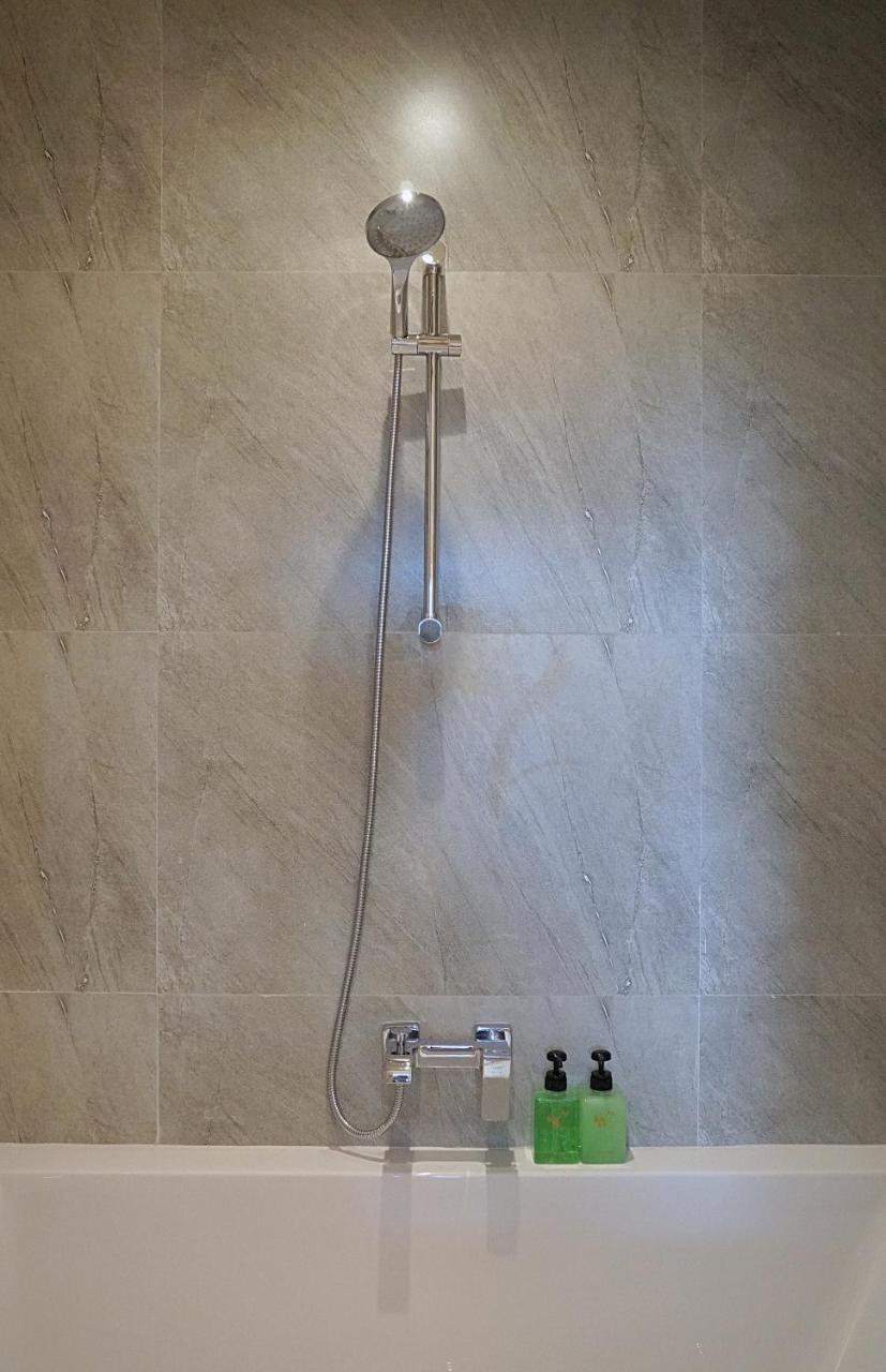 Namaka Resort Kamala מראה חיצוני תמונה A shower rail