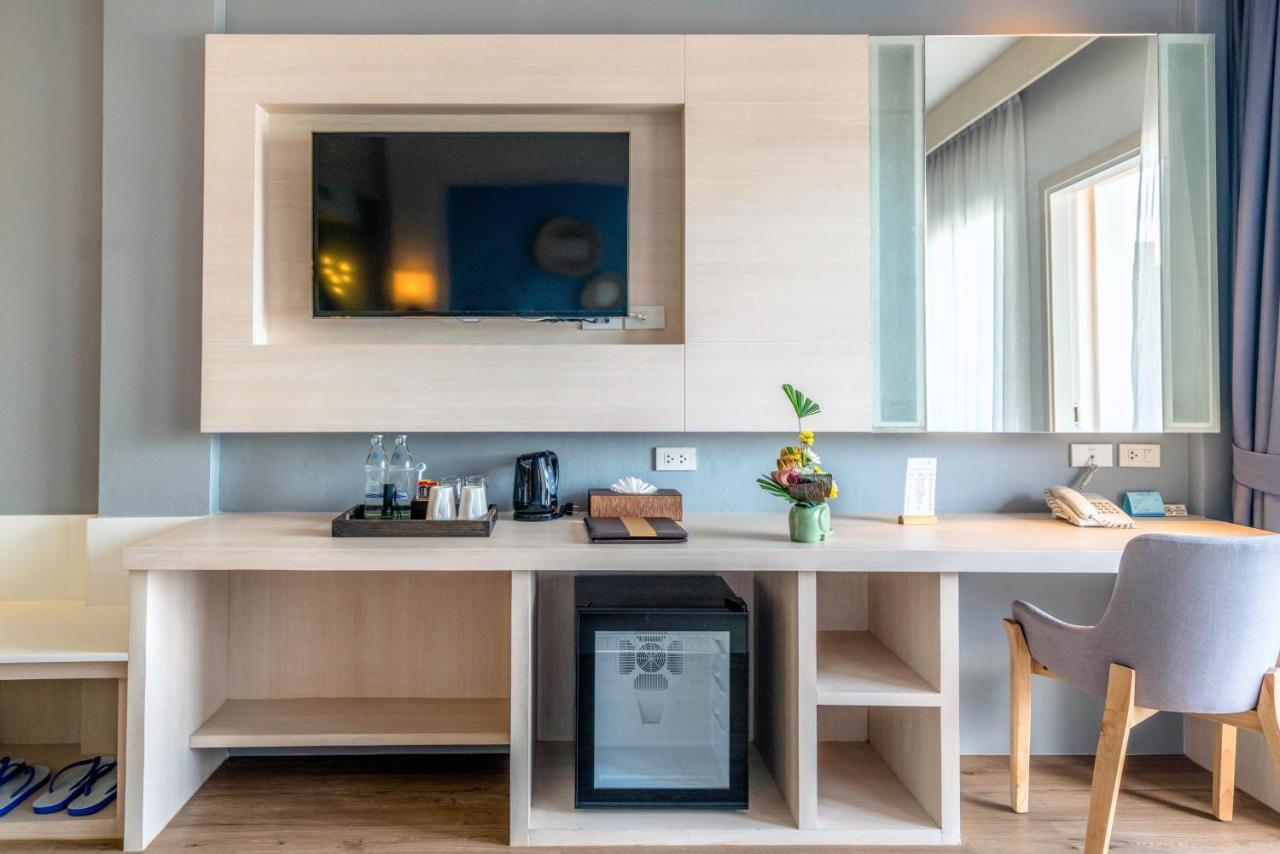 Namaka Resort Kamala מראה חיצוני תמונה A mini-refrigerator in a hotel room